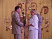 Merė N. Naujokienė (pati baigusi Krakių mokyklą) įteikė padėkos raštą gimnazijos direktoriui A. Magylai 