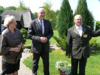 Meras R. Diliūnas, pavaduotoja N. Naujokienė ir sodybos šeimininkas V. Silvestravičius