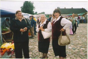 Genovaitė Vanagienė (centre)