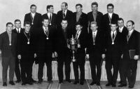 1966 m. „Nevėžis“ – Lietuvos čempionas. Pirmoje eilėje (iš kairės): A. Linkevičius, 